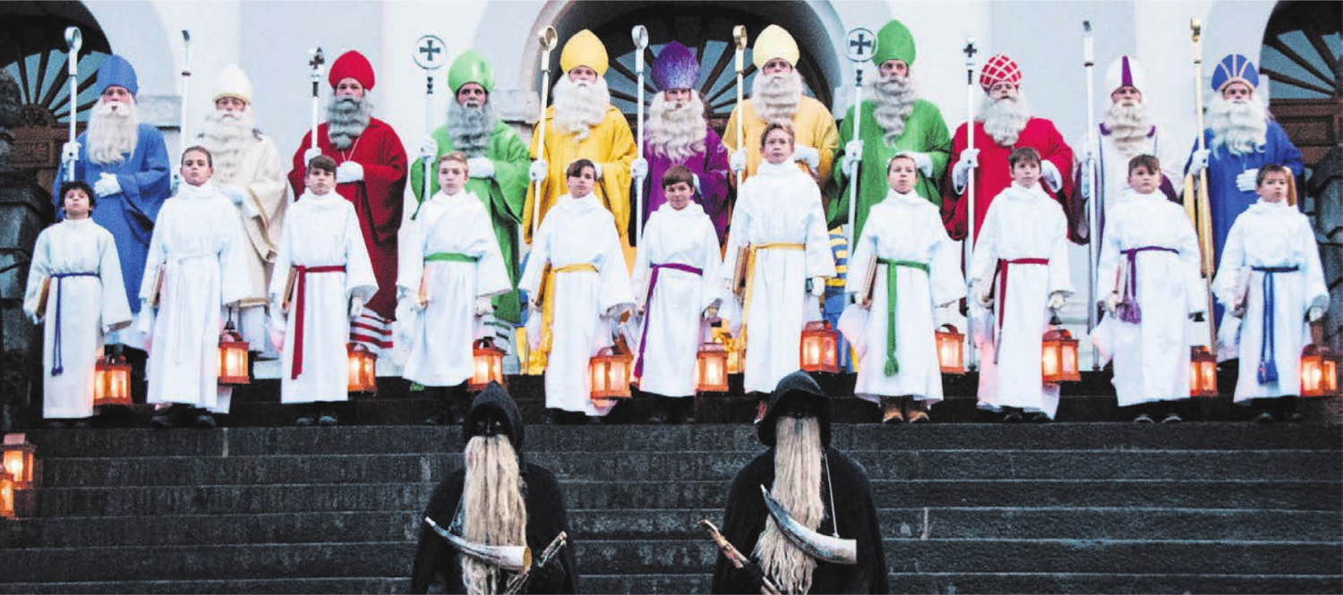 Aufgrund des Jubiläums waren am Chlausauszug diesmal elf statt wie üblich zehn St. Nikoläuse dabei. Wie immer stellten sie sich zu Beginn auf der Kirchentreppe auf. Aufgrund des Jubiläums waren am Chlausauszug diesmal elf statt wie üblich zehn St. Nikoläuse dabei. Wie immer stellten sie sich zu Beginn auf der Kirchentreppe auf.