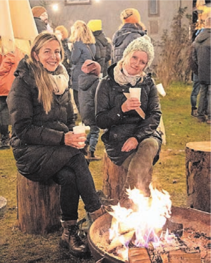 Die gemütliche Stimmung vor dem Chlaushüsli lud zum Verweilen ein. Die gemütliche Stimmung vor dem Chlaushüsli lud zum Verweilen ein.