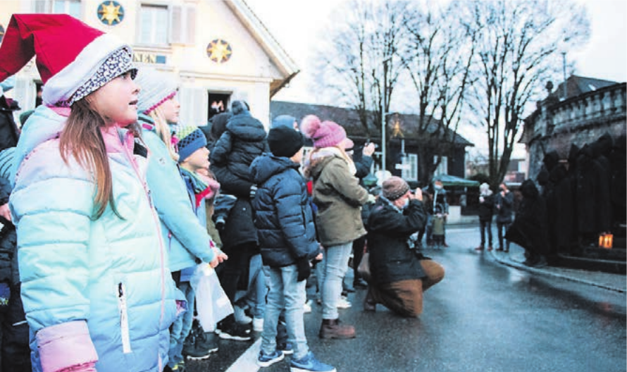 Vor allem die Kinder fieberten dem Ereignis entgegen und warteten auf dem Kirchenplatz gespannt auf den Auftritt der Samichläuse. Vor allem die Kinder fieberten dem Ereignis entgegen und warteten auf dem Kirchenplatz gespannt auf den Auftritt der Samichläuse.