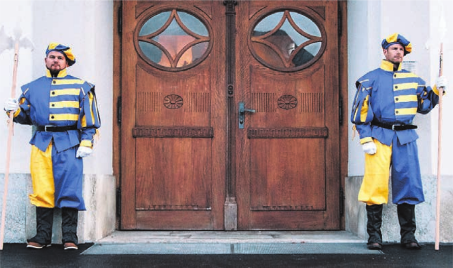 Erstmals am Chlausauszug mit dabei ist die Freiämtergarde. Sie sorgte für einen besonderen Farbtupfer. Erstmals am Chlausauszug mit dabei ist die Freiämtergarde. Sie sorgte für einen besonderen Farbtupfer.