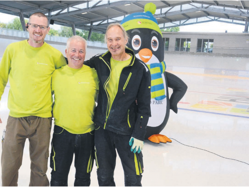 Sie sind bestens vorbereitet für den ersten Ansturm der Gäste. Das neue Eismeister-Team mit (von links) Daniel Hürzeler, René Bacchi und André Fricker bereitete gestern noch den grossen Werbepinguin vor, der in den nächsten Tagen auf dem Platz vor der AKB Werbung macht für den Schüwo-Park. Bild: Chregi Hansen