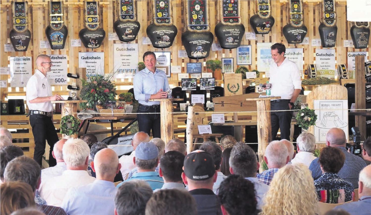 Ein interessantes und lustiges Gespräch vor dem imposanten Gabentempel und vor 160 Unternehmerinnen und Unternehmern, die das Schwingfest überhaupt mitermöglichten. Von links: Buki Kreyenbühl, OK-Mitglied, Urs Lehmann und Stefan Sprenger, Sportredaktor dieser Zeitung. Bild: zg