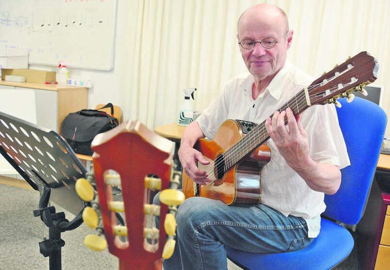 Musiklehrer Hanspeter Huber (rechts): Ihn fasziniert vor allem die Gitarre – dies auch nach seiner Pension. Bild: Archiv