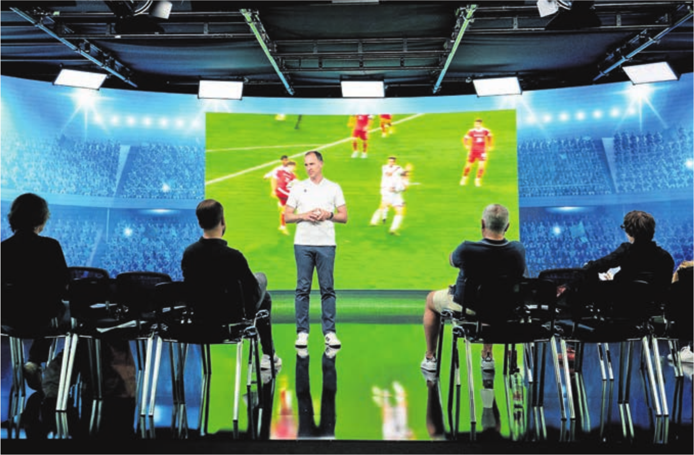 Sascha Amhof (im hellen Hemd) kommt viel rum. Hier ist er im Einsatz als Schiedsrichterbeobachter in der Allianz Arena München beim Nations-League-Spiel Deutschland gegen England (Juni 2022). Auf dem Foto ist das gesamte Schiri-Team dieser Partie zu sehen.
