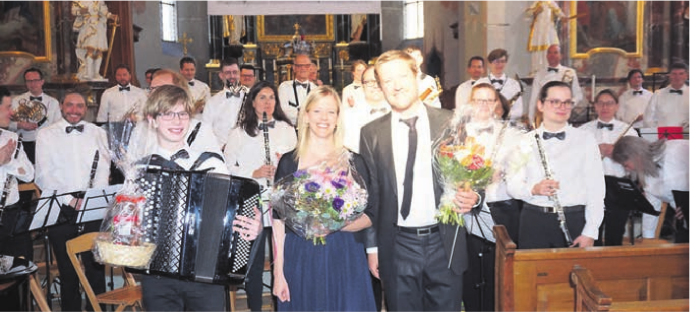 Alle Musikanten sind zu Recht stolz auf ihre Leistung (v. l.): Akkordeonist Damian Spielmann (13), Pianistin Patricia Ulrich, Dirigent Niki Wüthrich. Bild: Hans Rechsteiner