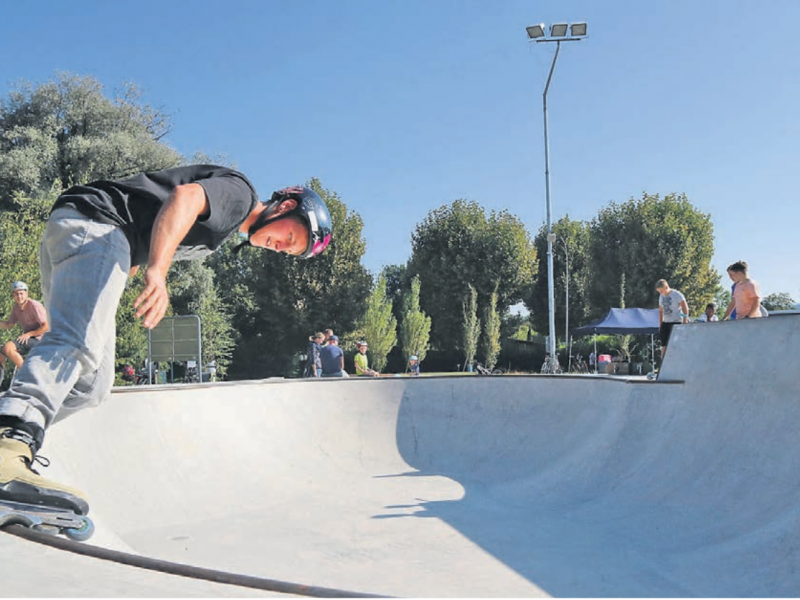 Der Anlass zog zwar weniger Skater an als sonst, diese aber genossen bei schönstem Wetter die neue Anlage. Bild: zg