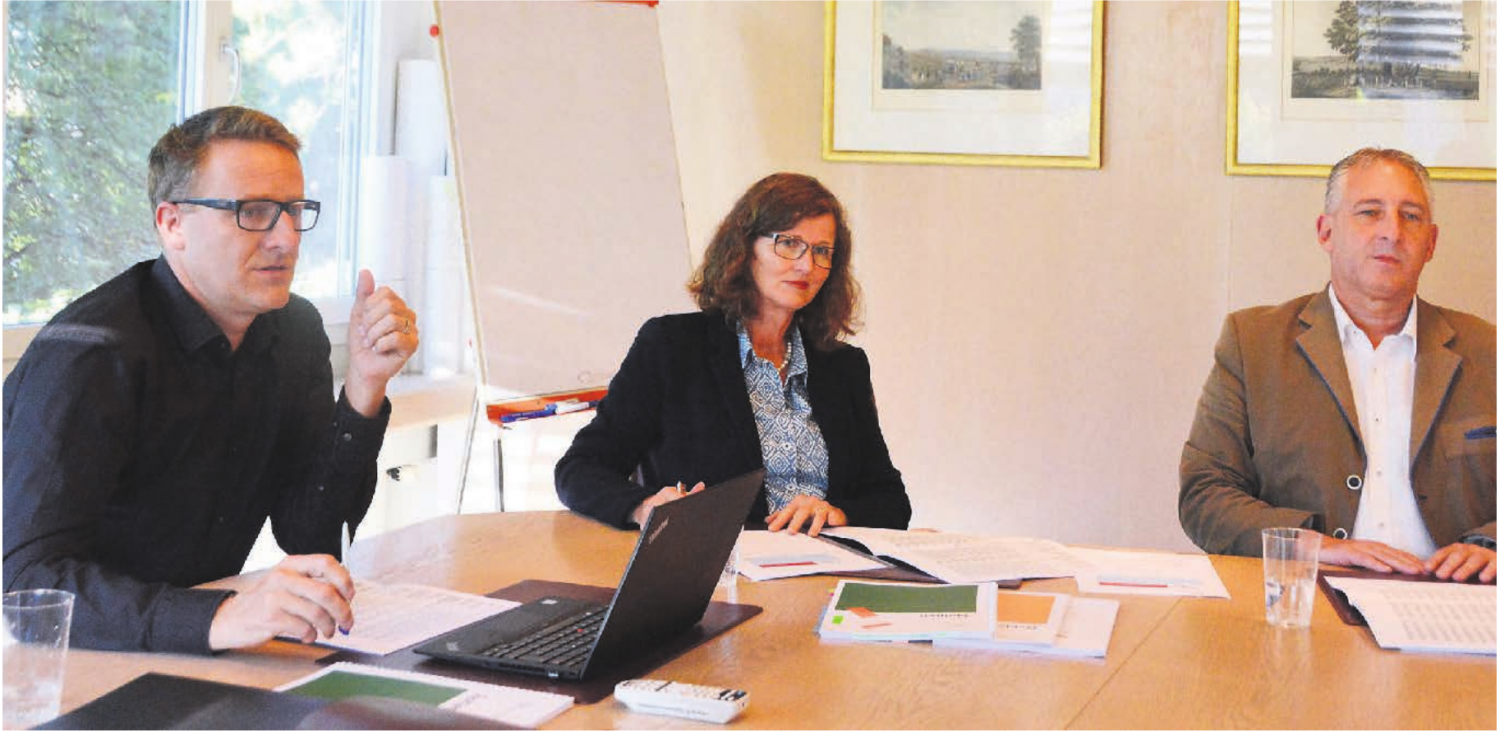 Mitte September 2019 stellte der Gemeinderat die erste Fassung des Budgets vor, am 9. Februar wird nun über die zweite Fassung abgestimmt (von links): Gemeindeammann Arsène Perroud, Finanzministerin Ariane Gregor, Steueramtsvorsteher Thomas Laube. Bild: Archiv / dm