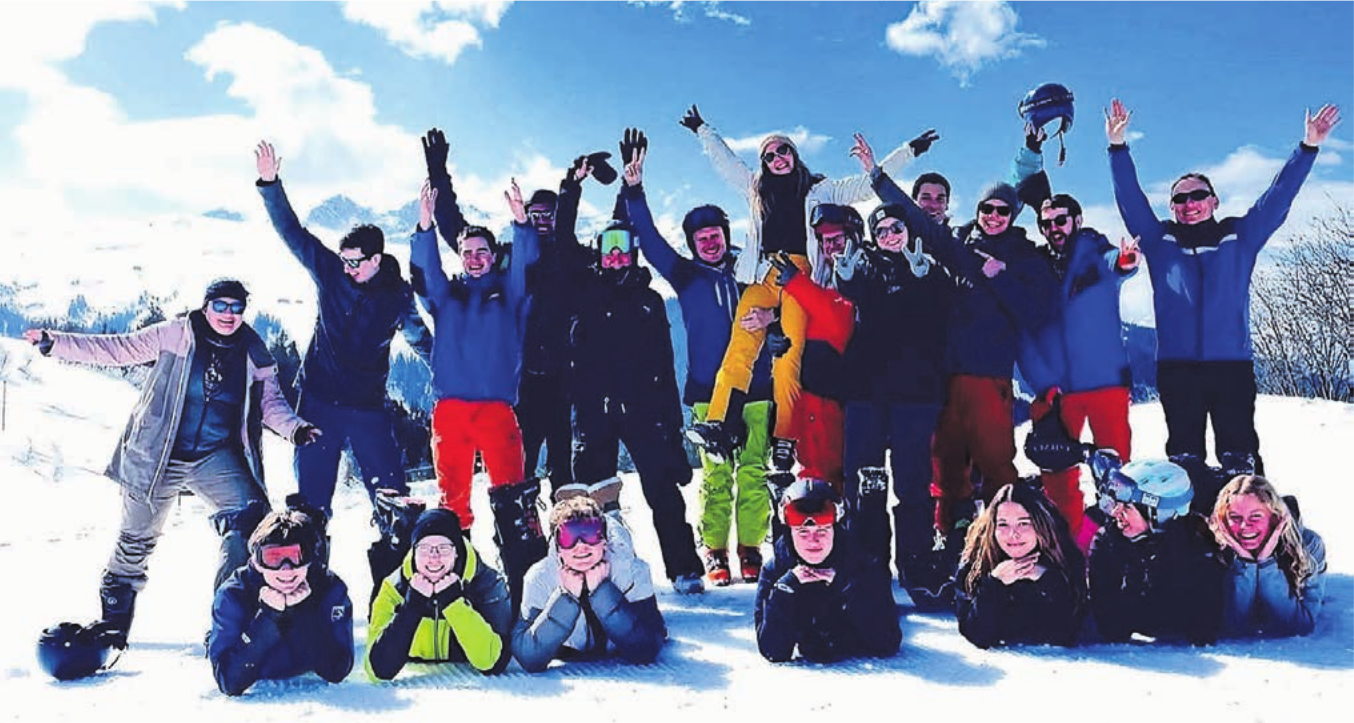 Die Mitglieder des TV Wohlen am Skiweekend in Obersaxen. Bild: zg