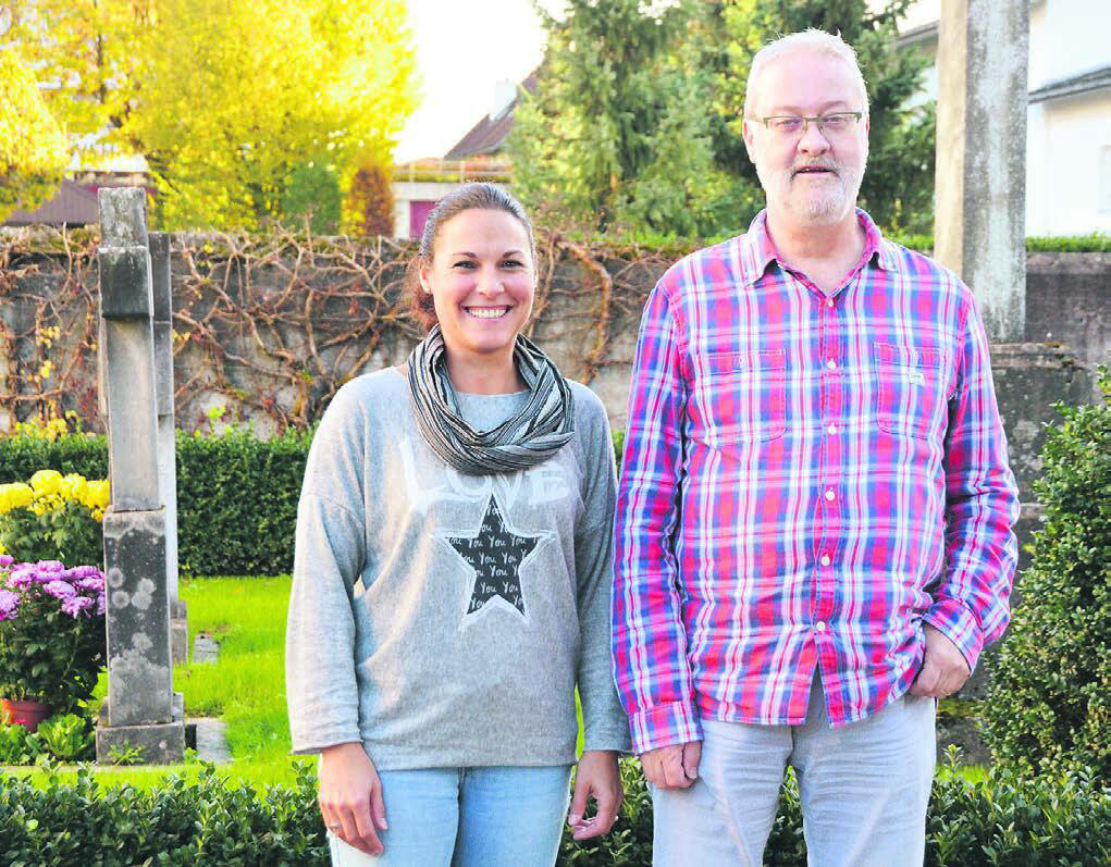 Kirchenpflegeleiterin Martina Wiederkehr ist froh, dass auch Pfarreiseelsorger Guido Ducret möglichen Veränderungen rund um die Kirche offen gegenübersteht. Bild: Annemarie Keusch