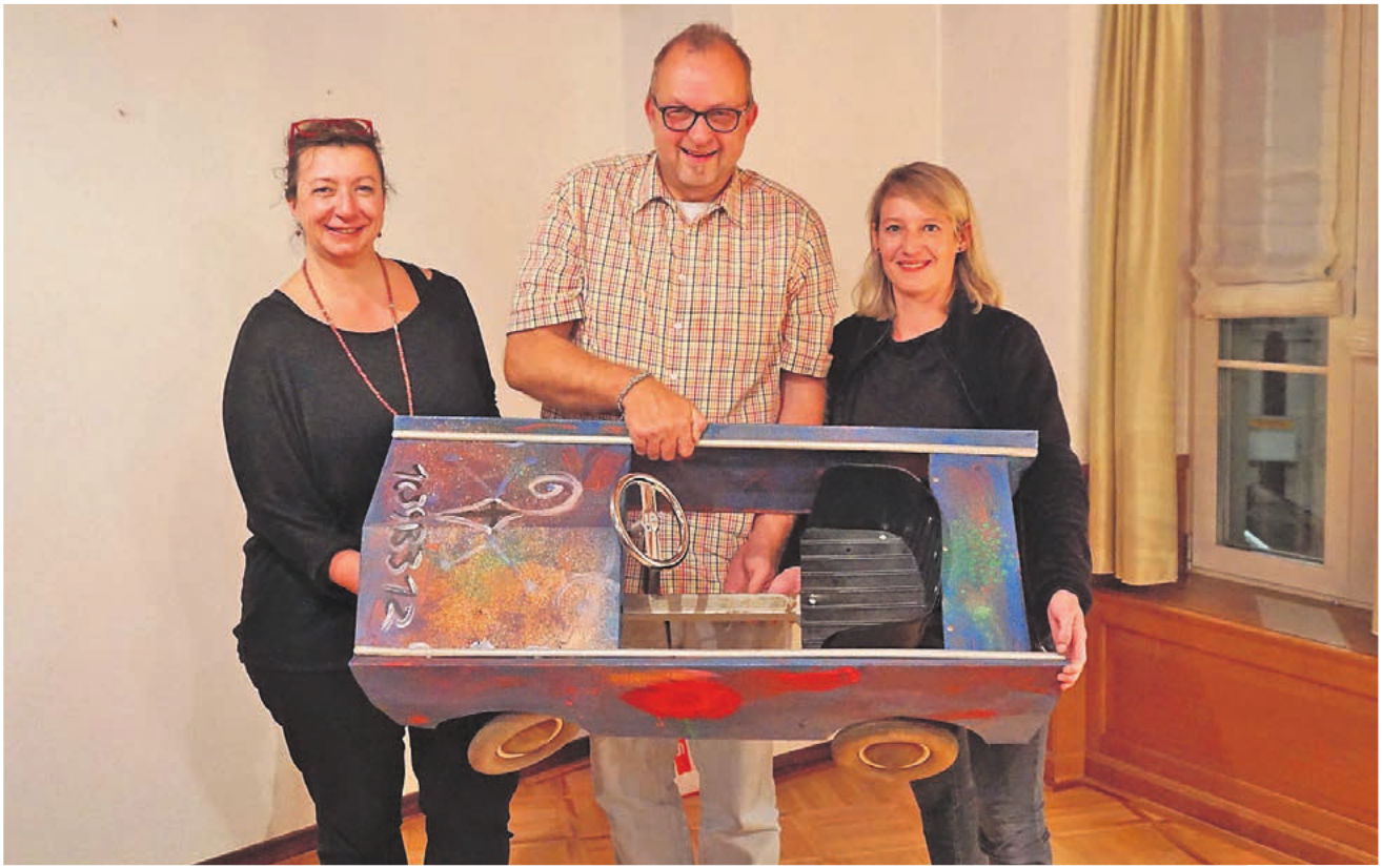 Ralph Nikolaiski mit seinem ersten «ArtWalk»-Kunstwerk. Rechts von ihm seine Ehefrau Selina, links FAB-Präsidentin Biggi Winteler. Bild: rts