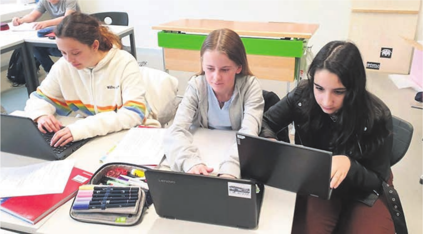 Konzentriertes Lernen im Berufswahlunterricht an der Sekundarschule Niederwil. Die Mädchen sind (von links): Gioia Bauer, Emma Gyr und Lara Oruçlar. Bild: zg