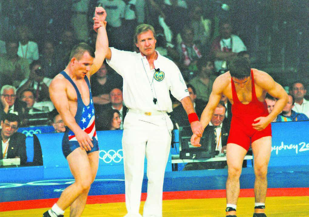 Viktor Meier (Mitte) bei seiner zweiten Olympia-Teilnahme. 2000 in Sydney erklärt er den Amerikaner Cary Kolat zum Sieger gegen den Usbeken Ramil Ismalov im Freistil bis 63 kg. Bilder: Josip Lasic, zg