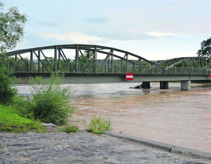 Die intensiven Regenfälle lassen einen fast vergessen, dass eigentlich Hochsommer ist. Die Rottenschwiler Brücke trotzt den Wassermassen zum Glück.