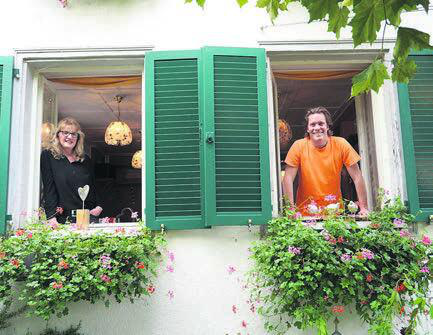 Sie «fensterlen»: Lydia Mai und Marcel Huber haben eine unglaubliche Sommersaison hinter sich. Bild: rts