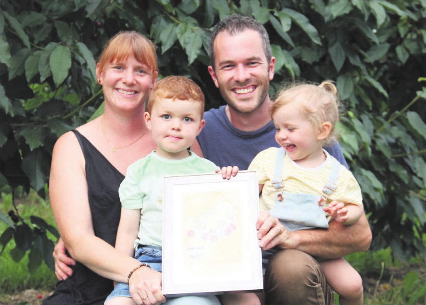 Sieger des Qualitätswettbewerbs Kirschen: Janine und Peter Hagenbuch mit den Kindern Luca und Elisa. Bild: Monika Rast