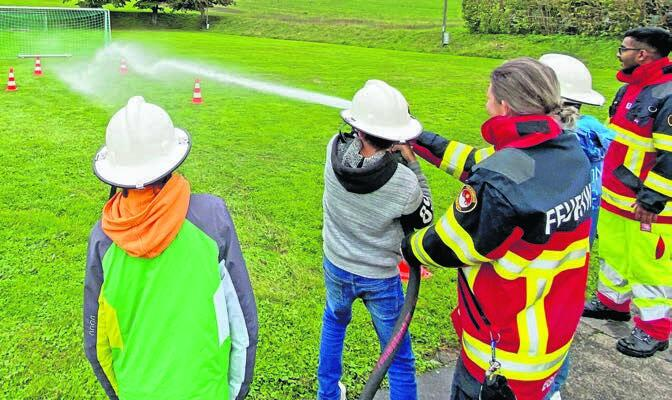 An einem Posten konnten die Schüler mit Wasser zielen. Bild: zg