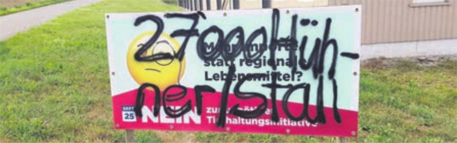 Mutwillig wurden Plakate beschädigt. Bild: zg