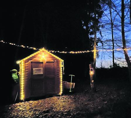 Im Bohlwald gibt es ein Adventshäuschen und eine Feuerstelle an der man sich aufwärmen kann. Bilder: Sabrina Salm