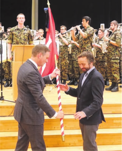 Regierungsrat Jean-Pierre Gallati übergibt Hans-Peter Budmiger die Fahne. Bild: sus Regierungsrat Jean-Pierre Gallati übergibt Hans-Peter Budmiger die Fahne. Bild: sus