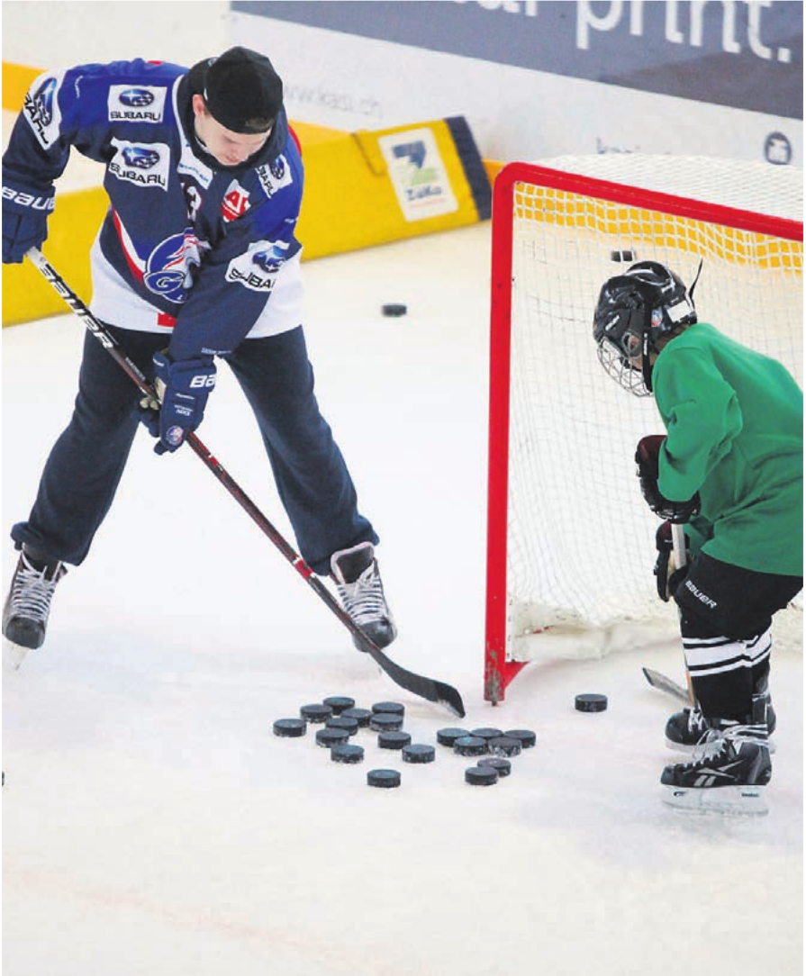 Der Nachwuchs auf dem Eis mit den Stars. Hier ein Bild aus dem Vorjahr. Bild: Archiv