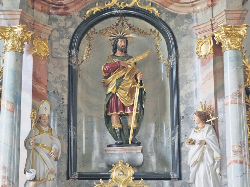Auf dem Synesiusaltar von 1653 im Seitenschiff steht eine ältere Synesiusstatue des Bildhauers Gregor Allhelg, fl ankiert von Martin von Tours und Lucia von Syrakus. Bild: rts
