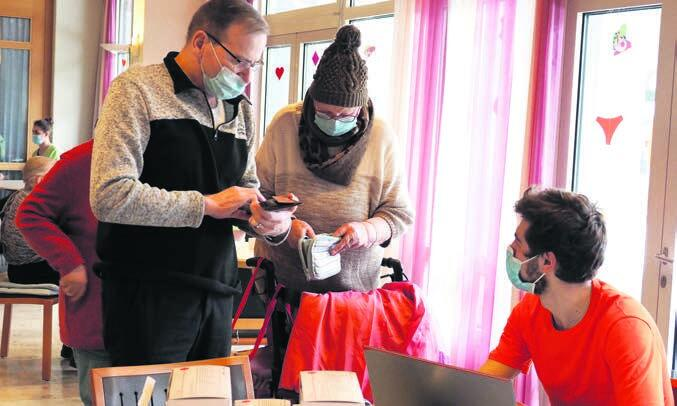 Der Aargauer Zivilschutz hilft beim Impfen in den Altersheimen. Hier im Alterswohnheim St. Martin in Muri. Bild: sus