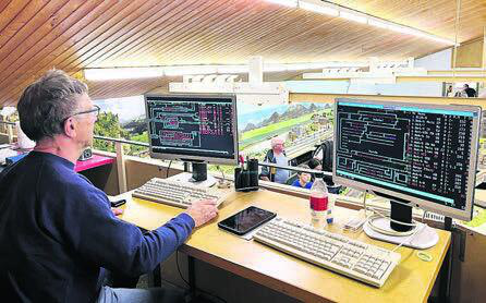 Hans Hofmann steuert vom «Kommandoraum» aus das Rollmaterial auf den Anlagen. Hans Hofmann steuert vom «Kommandoraum» aus das Rollmaterial auf den Anlagen.