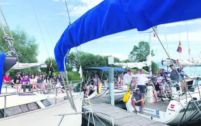 Im Hafen von Romanshorn stechen die 42 SeReal-Schülerinnen und -Schüler mit ihren 11 Begleitpersonen und 7 Skippern in See. Bild: zg