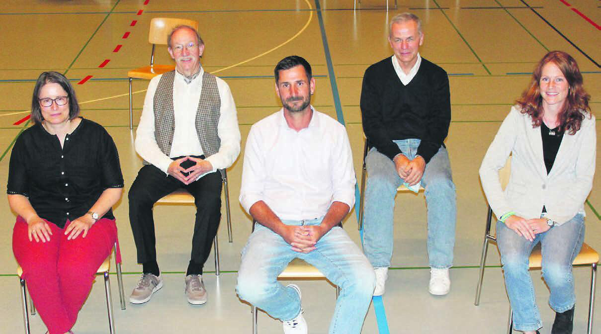 Die Frage zu Tempo 30 beschäftigt ihre Gemeinde: Claudia Long, Gemeindeammann Hans Peter Flückiger, Stephan Gsell, Vizeammann Thomas Rohrer und Renate Ballmer (von links). Bild: Celeste Blanc