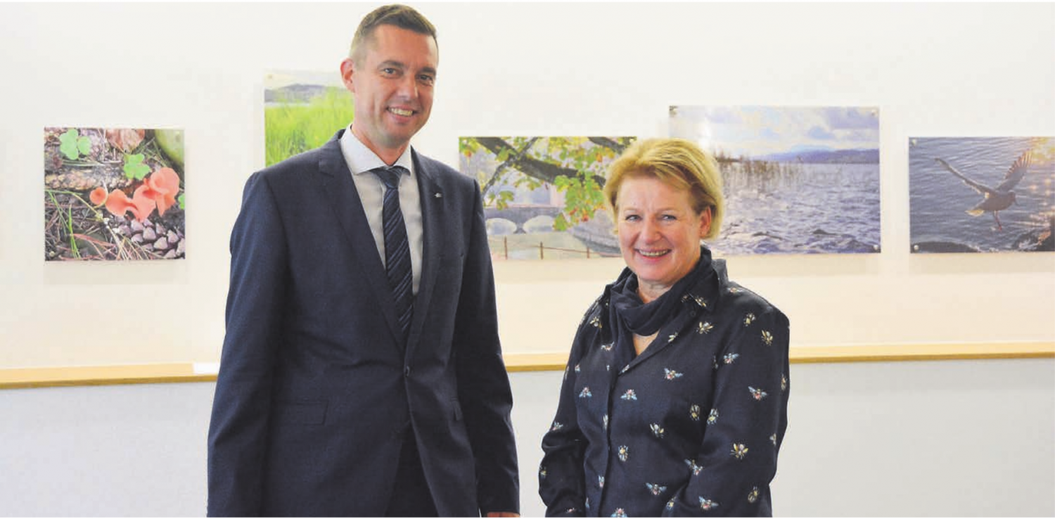 Daniel Stüssi, Leiter der Neuen Aargauer Bank Muri, kann die Faszination für den Hallwilersee mit Esther Hug teilen. Bild: Annemarie Keusch