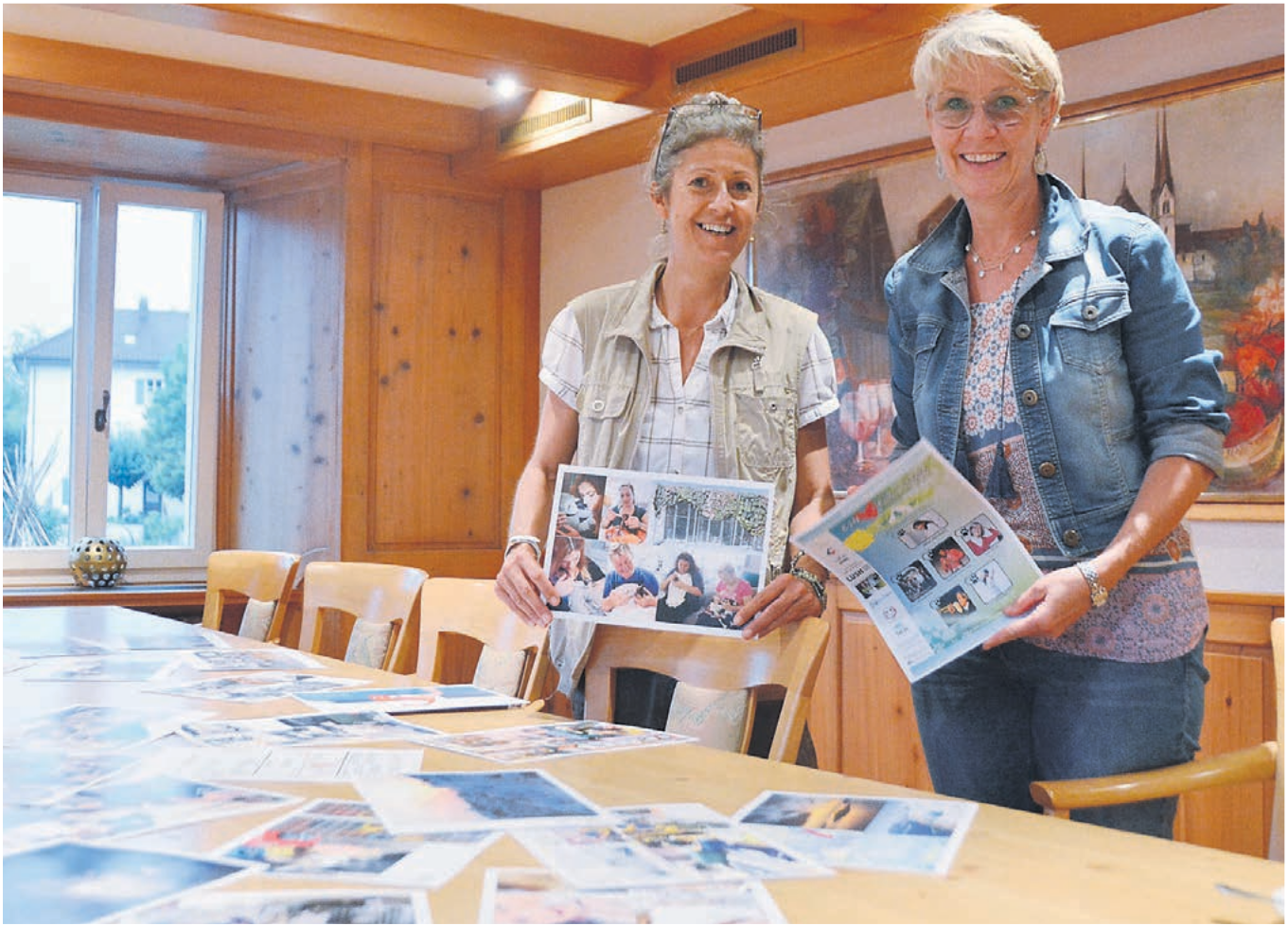Lucia Tellenbach (links) und Gaby Achermann setzen sich seit Jahren für die Tiere auf Santorini ein. Bild: Annemarie Keusch