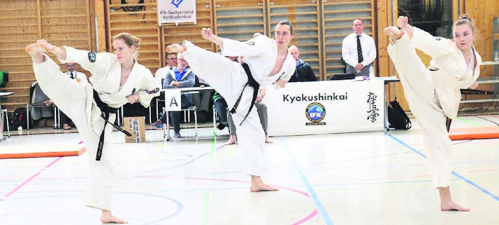 Das Wohler Elite-Kata-Team (v. I.: Chantal Gauch, Lukas Brändli, Löane Suter) an der letztjährigen Schweizer Meisterschaft in Kriens. Dieses Jahr wird der Gastgeberverein erneut mit mehreren Karatekas vertreten sein. Bild: zg
