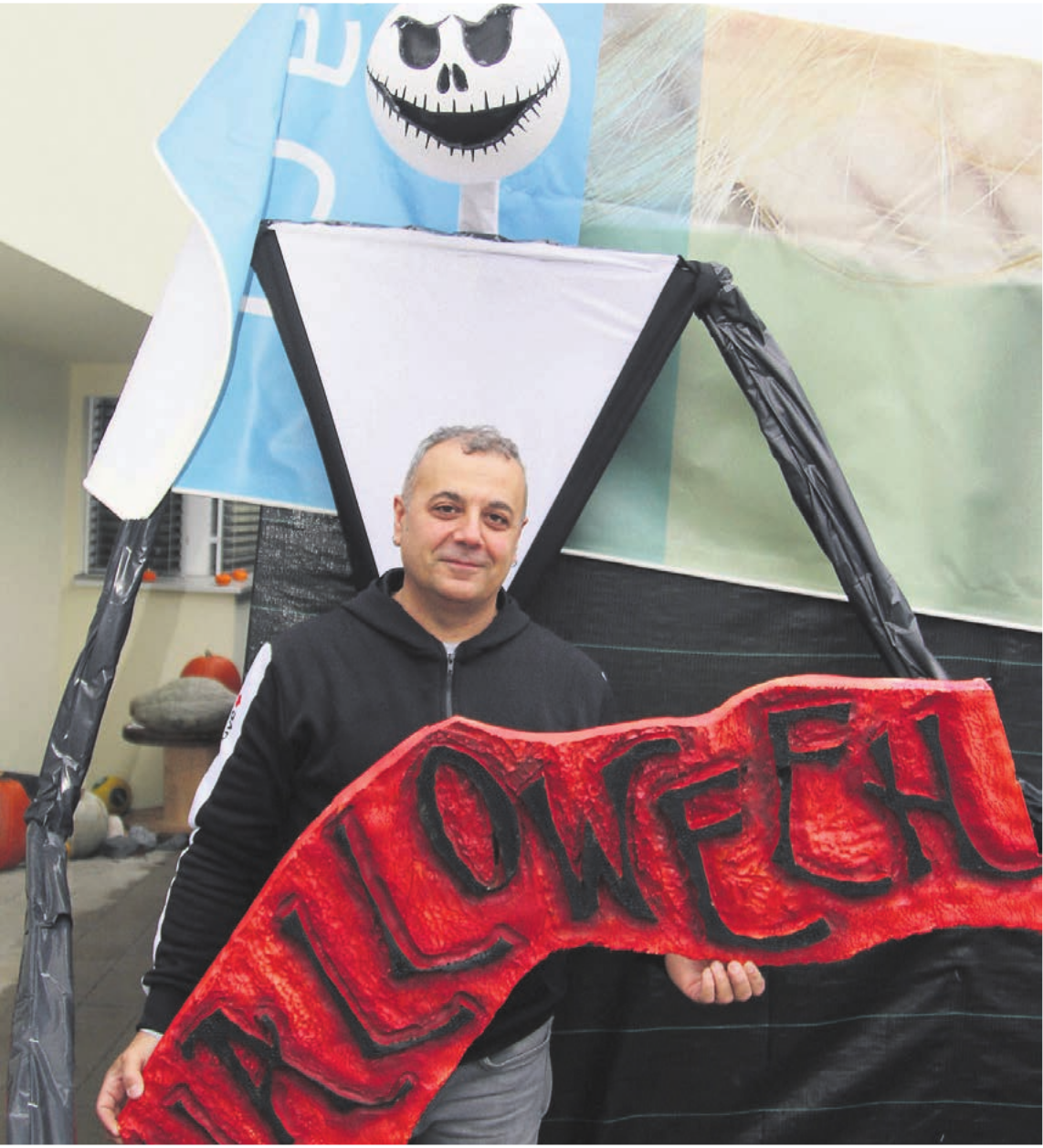 Massimo Stefano vor seinem Horror-Labyrinth am Albisweg. Heute an Halloween sind Besucher herzlich willkommen. Bild: Stefan Sprenger