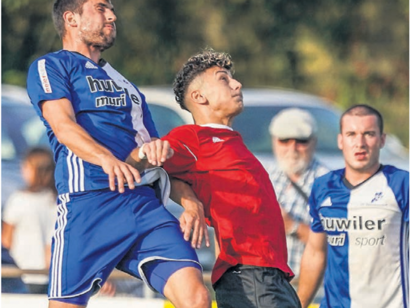 Überragender Akteur beim 3:0-Erfolg: Denis Dubler (links) beim Kopfball. Bild: amue/Archiv