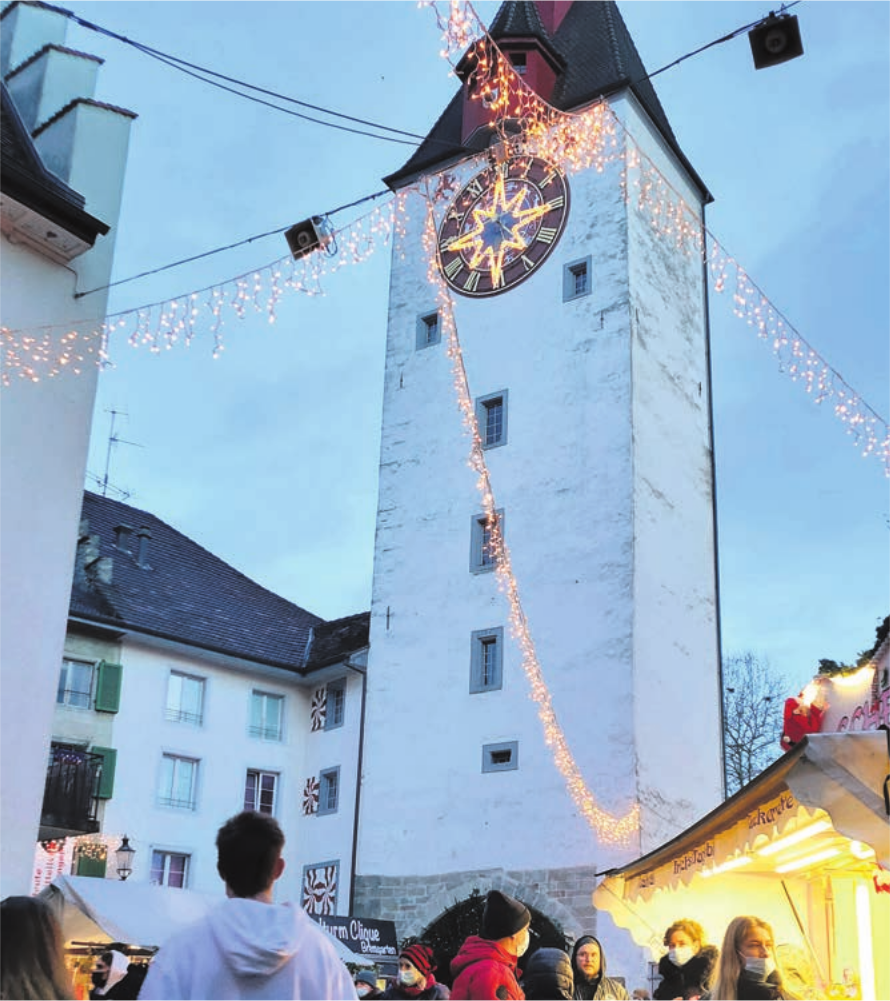 Weihnachtsstern im Zifferblatt. Wunderschön, auch wenn man so die Zeit nicht erkennt. Weihnachtsstern im Zifferblatt. Wunderschön, auch wenn man so die Zeit nicht erkennt.