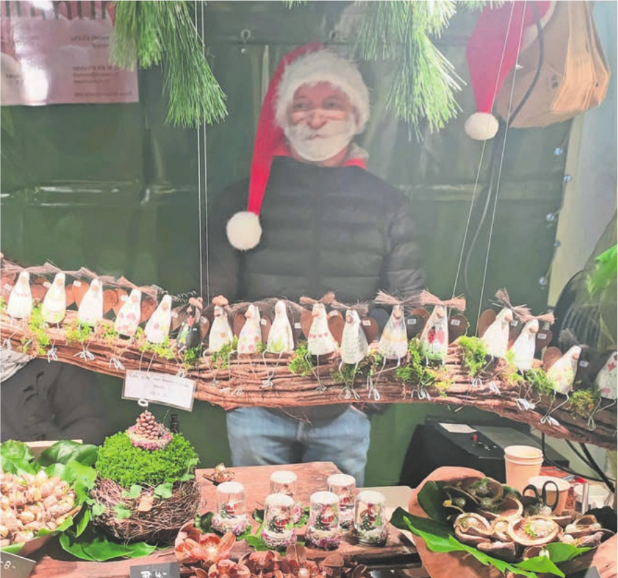 Dieser Marktfahrer hatte die passende Maske für den Anlass bereit. Auch wenn er damit ein bisschen traurig aussieht. Dieser Marktfahrer hatte die passende Maske für den Anlass bereit. Auch wenn er damit ein bisschen traurig aussieht.