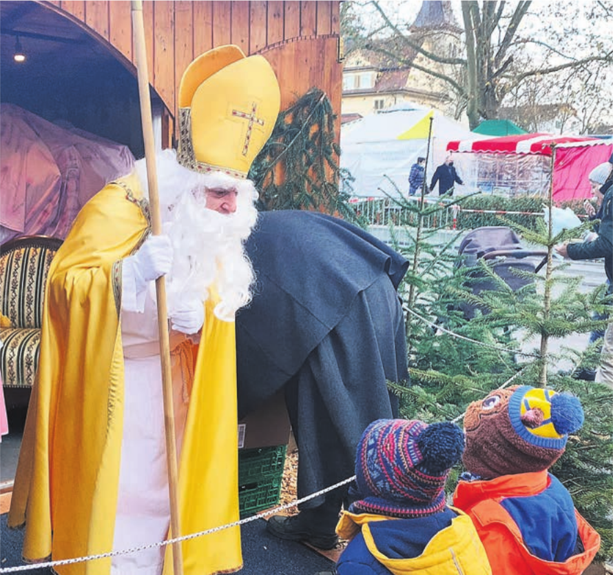 Der Samichlaus auf dem Obertorplatz sorgte für zahlreiche leuchtende Kinderaugen. Was ihm die kleinen Besucher wohl gerade für ein Versli vortragen? Der Samichlaus auf dem Obertorplatz sorgte für zahlreiche leuchtende Kinderaugen. Was ihm die kleinen Besucher wohl gerade für ein Versli vortragen?