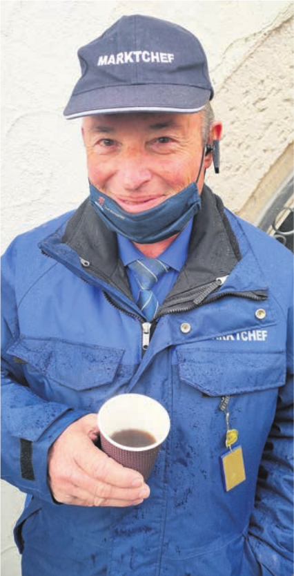 Ganz anders Walter Friedli. Der Marktchef feiert seine Dernière mit Glühwein. Ganz anders Walter Friedli. Der Marktchef feiert seine Dernière mit Glühwein.