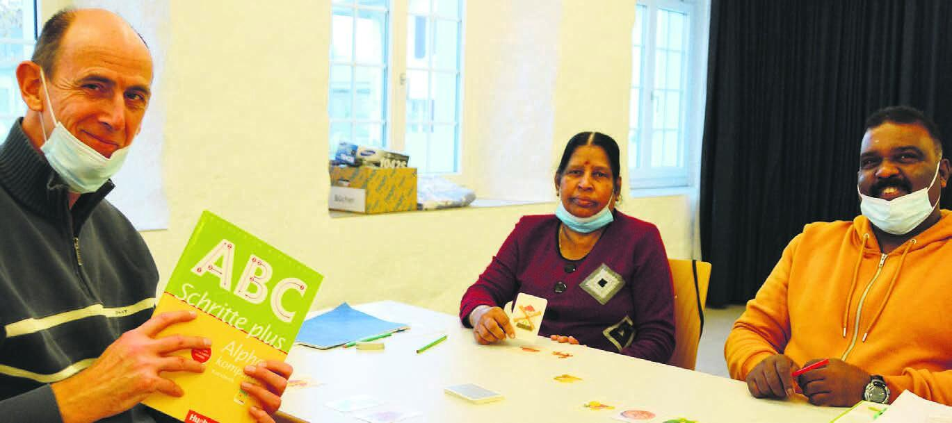 Migranten lernen im «cafe international», die deutsche Sprache besser kennen.