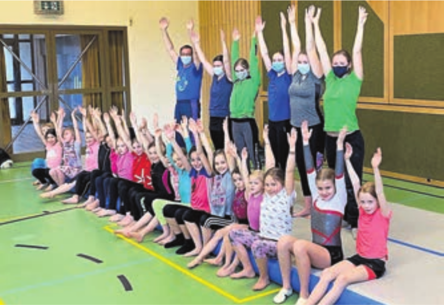 Die Getu Kids mit dem Hauptleiter Edi Kuhn und den weiteren Leiterinnen auf dem neuen Airtrackboden, der auch am Showauftritt zum Einsatz kommen wird. Bild: zg