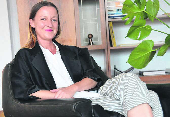 Aleksandra Wisniewska verkauft über ihren Online-Shop alte Möbel.