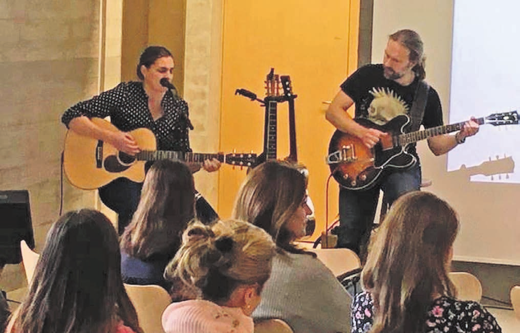 Die Villmerger Musikerin Beata Bereuter trug mit ihren Melodien zu einem gemütlichen Abend bei. Bild: zg