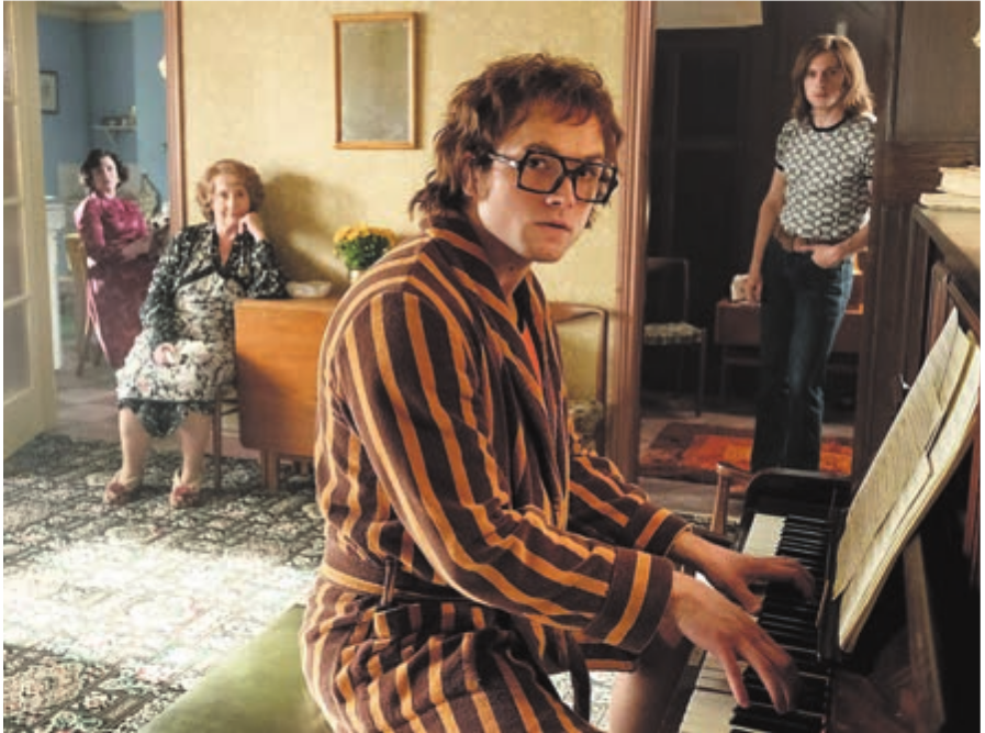 «Rocketman» erzählt die Geschichte des englischen Popstars Elton John. Der Musiker und Sänger wird von Taron Egerton verkörpert. Der Film ist heute Abend im Open-Air-Kino zu sehen. Bild: pd
