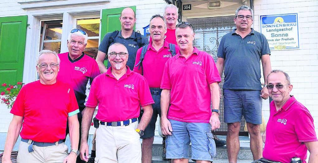 Die Männerriege nahm es bei ihrer Wanderung sehr sportlich. Bild: zg
