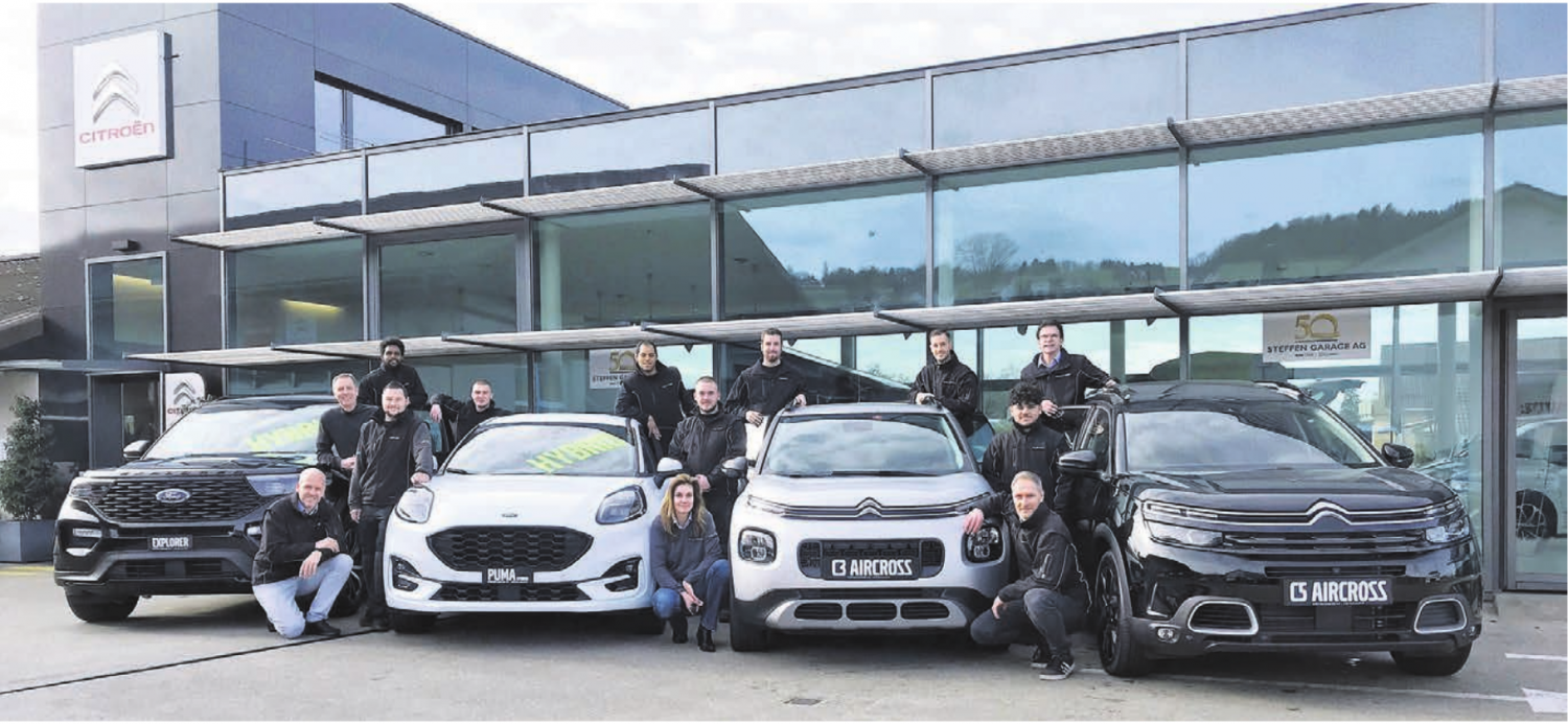 Das Team der Steffen Garage AG freut sich auf die Besucher. V. l.: Die neuen Ford Explorer Hybrid und Puma Hybrid sowie die neuen Citroën C3 und C5 Aircross.