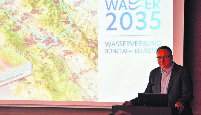 Projektleiter Martin Schibli stellte das Projekt «Wasser 2035» vor: Der Ring führt von Niederlenz Hard II nach Wohlen (bestehende Leitung) und neu von Wohlen übers Reusstal zurück zu Hard II. Bild: Daniel Marti
