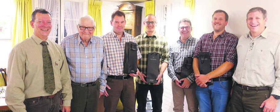 Für die Vereinsmitglieder gab es an der Versammlung viel zu feiern: (v. l.) Bezirksobmann Patrick Isler, Albert Burkard (50 Jahre Vereinsmitgliedschaft), Thorsten Rohrer (Jagdverein Auw), Stefan Nichini (Jagdverein Bettwil), Daniel Häusermann (Jagdverein Boswil), Andrin Hunkeler (Jagdverein Sins) und Guido Heggli (stellvertretender Bezirksobmann). Rohrer, Nichini, Häusermann und Hunkeler durften den Jagdfähigkeitsausweis entgegennehmen. Bild: Susanne Schild