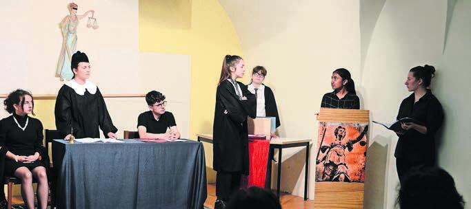Im Gerichtssaal fliegen die Fetzen: «Hokuspokus» ist ein Justizdrama mit ganz viel Witz, welches die Schülerinnen und Schüler der Bez 3e gekonnt auf der Bühne im Gewölbekeller des Emanuel-Isler-Hauses umgesetzt haben. Bild: Chregi Hansen