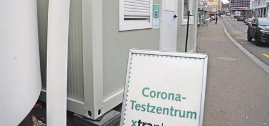 In der Schweiz bleiben die Massnahmen vorerst bestehen und es wird weiter getestet (wie hier beim neuen Corona-Testzentrum vor der Zanzibar in Wohlen). Bild: chh