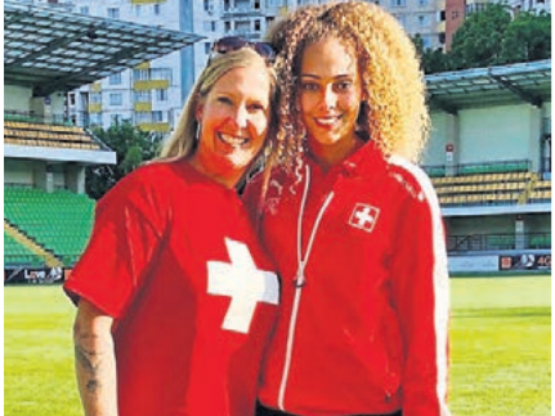 Alayah Pilgrim (rechts) wurde von ihrem grössten Fan nach Moldawien begleitet: ihrer Mutter. Bild: zg